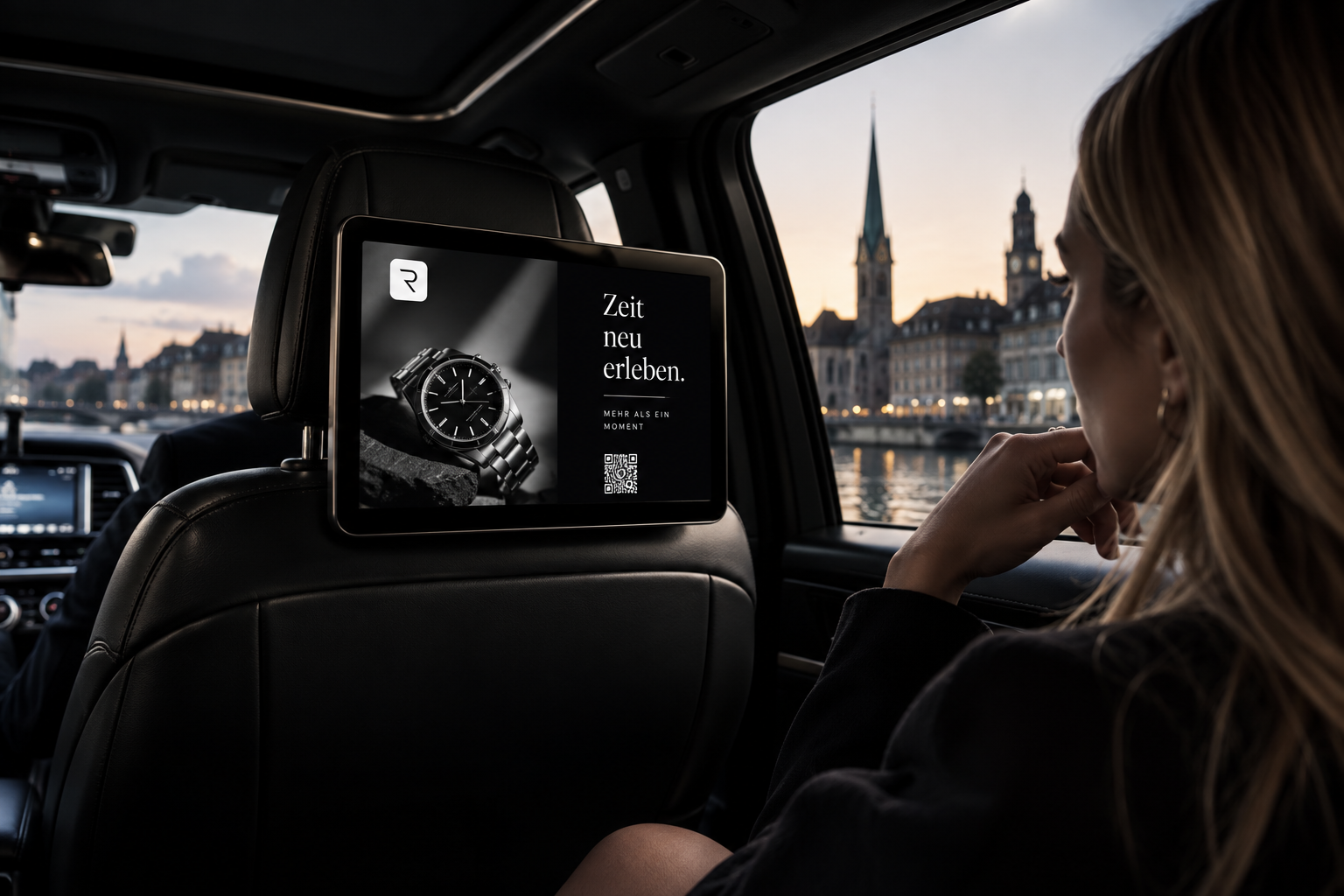 Digitaler RIDEREACH Werbescreen im Innenraum eines Zürcher Taxis